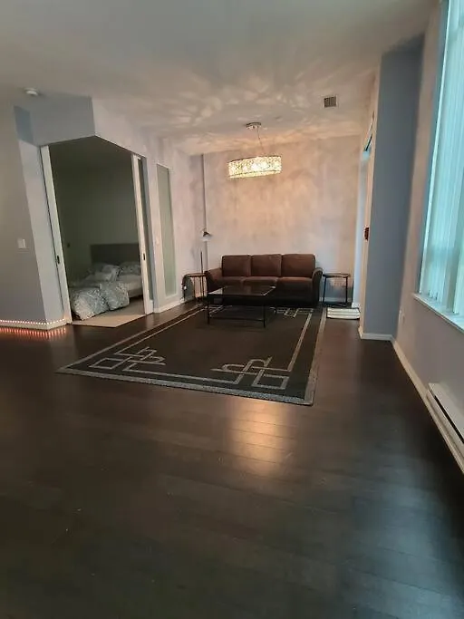 Luxury Lakefront Condo+Free Parking+Pool+Gym+Patio Toronto Canada