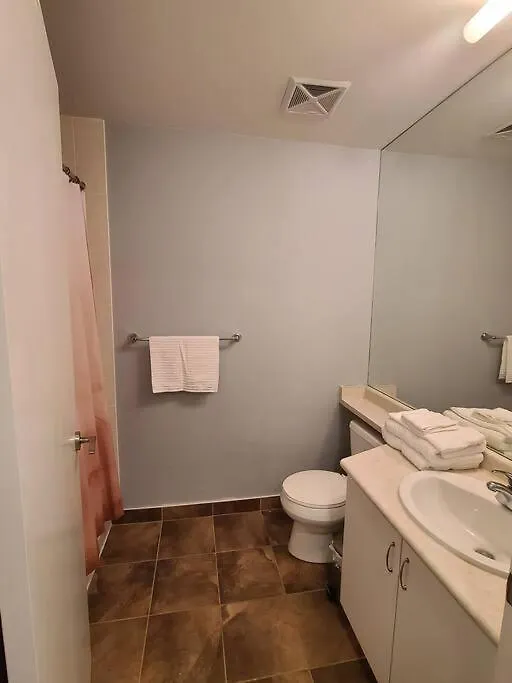 Apartment Luxury Lakefront Condo+Free Parking+Pool+Gym+Patio Toronto Canada