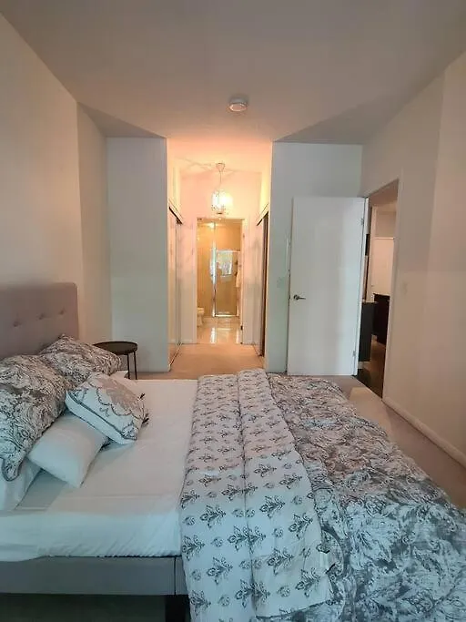 Luxury Lakefront Condo+Free Parking+Pool+Gym+Patio Toronto 0*,  Canada