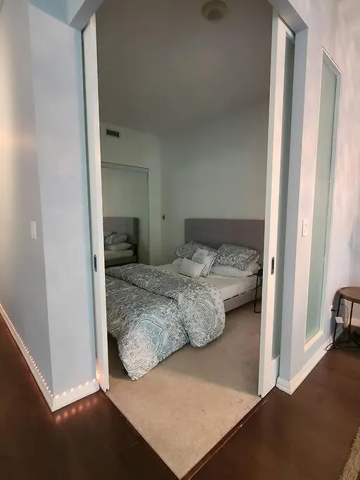 Luxury Lakefront Condo+Free Parking+Pool+Gym+Patio Toronto