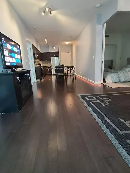 Luxury Lakefront Condo+Free Parking+Pool+Gym+Patio Toronto Apartment