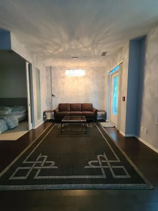 Luxury Lakefront Condo+Free Parking+Pool+Gym+Patio Toronto