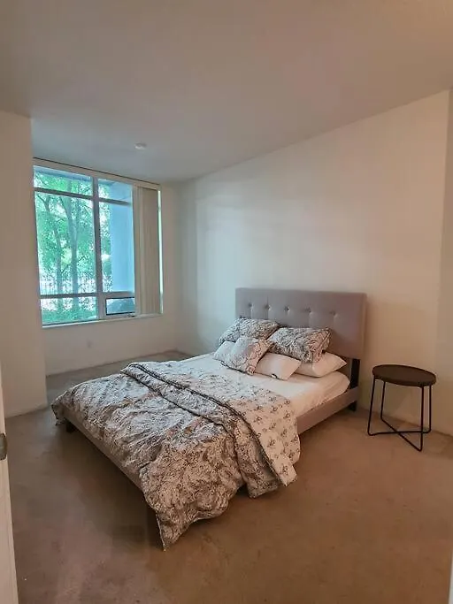 Apartment Luxury Lakefront Condo+Free Parking+Pool+Gym+Patio Toronto