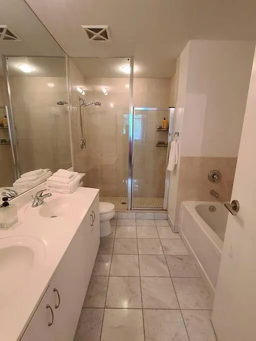 Luxury Lakefront Condo+Free Parking+Pool+Gym+Patio Toronto Apartment