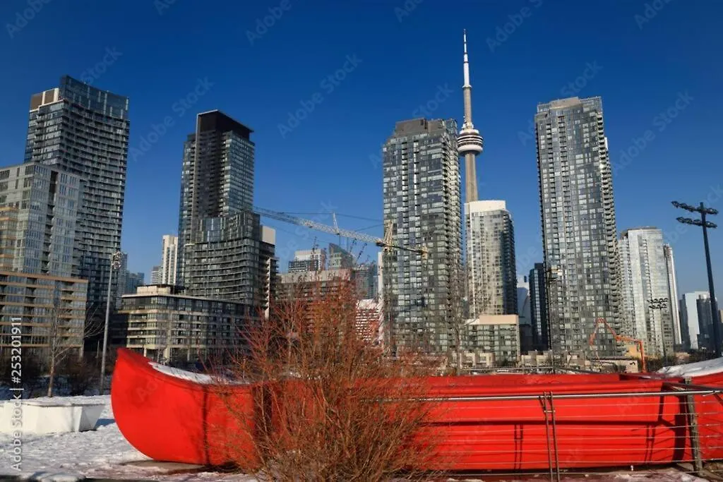 Apartment Luxury Lakefront Condo+Free Parking+Pool+Gym+Patio Toronto