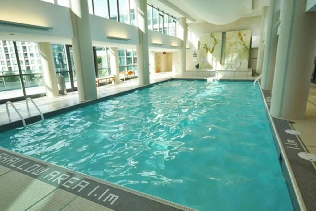 Apartment Luxury Lakefront Condo+Free Parking+Pool+Gym+Patio Toronto