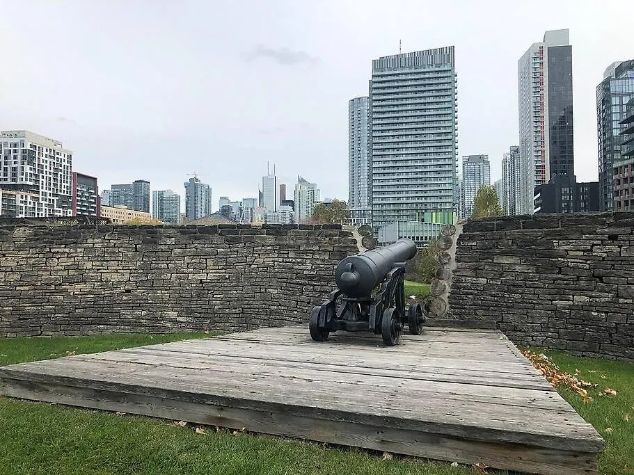 Luxury Lakefront Condo+Free Parking+Pool+Gym+Patio Toronto Apartment