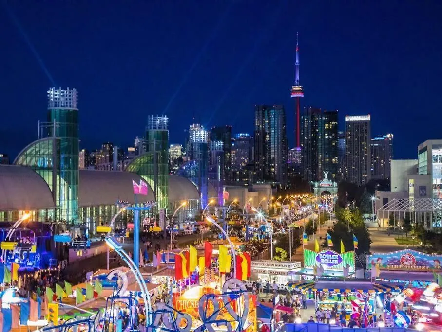 Luxury Lakefront Condo+Free Parking+Pool+Gym+Patio Toronto