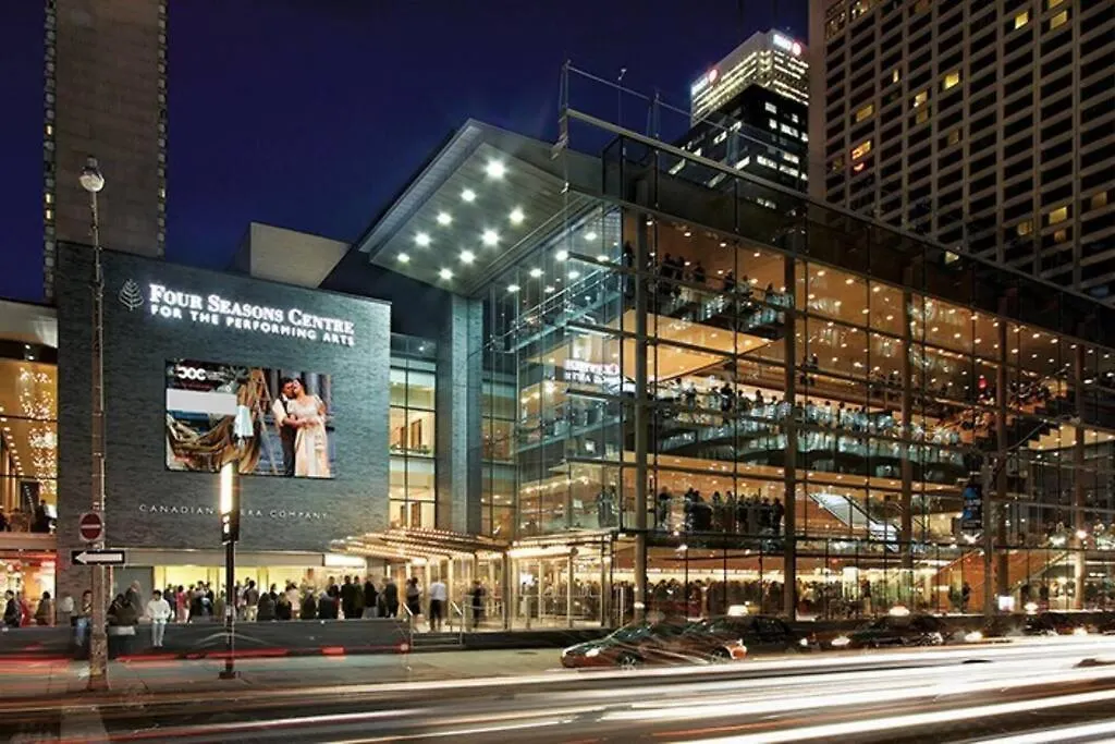 Luxury Lakefront Condo+Free Parking+Pool+Gym+Patio Toronto Apartment