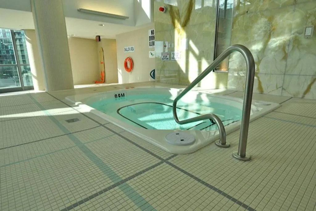 Luxury Lakefront Condo+Free Parking+Pool+Gym+Patio Toronto 0*,  Canada