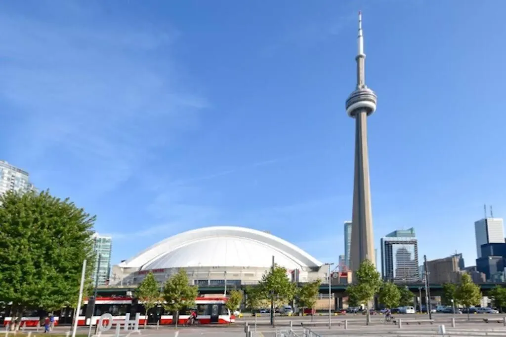 Luxury Lakefront Condo+Free Parking+Pool+Gym+Patio Toronto