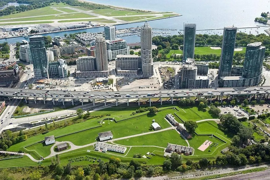 Apartment Luxury Lakefront Condo+Free Parking+Pool+Gym+Patio Toronto